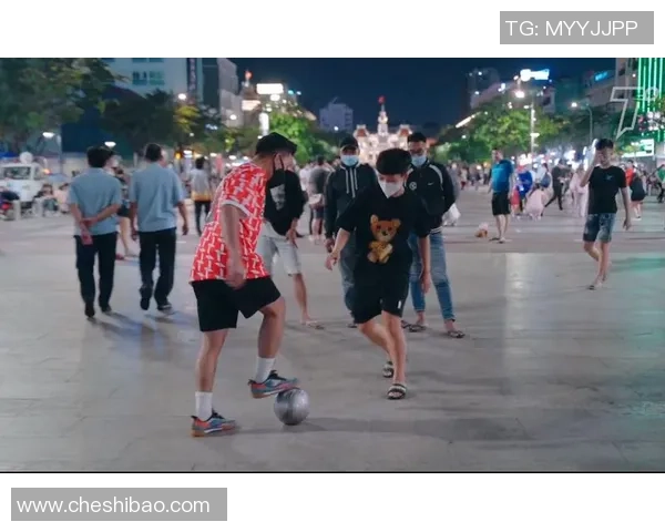 街头足球明星化妆踢球引发路人围观热潮展现运动与时尚的完美结合 街头足球明星化妆踢球引发路人围观热潮展现运动与时尚的完美结合